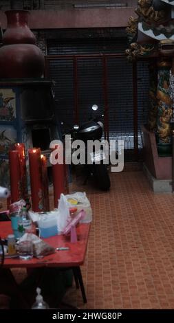 Schrein in Bangkoks Chinatown Low Budget Cash Only Sampheng Alley Thailands wichtigste Touristenattraktion Stockfoto