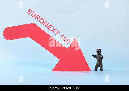 Euronext 100 Index in rotem Abwärtspfeil mit abnehmenden Münzstapel. Pessimistische Kursentwicklung am europäischen Aktienmarkt. Stockfoto
