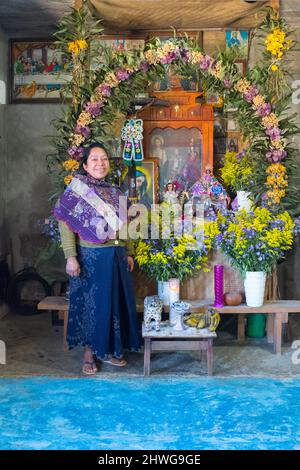 Maya-Frau vor ihrem Hausaltar, Chiapas Hochland, Mexiko Stockfoto