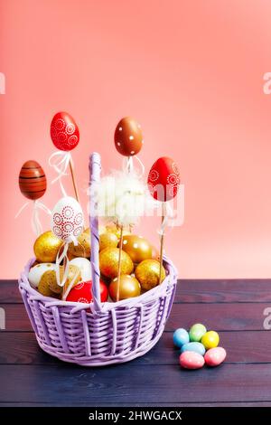 Osterfarbene Eier auf einem korbrosa Hintergrund. Minimalkonzept. Karte mit Platz für Text. Osterdekoration Küken, Kaninchen Stockfoto