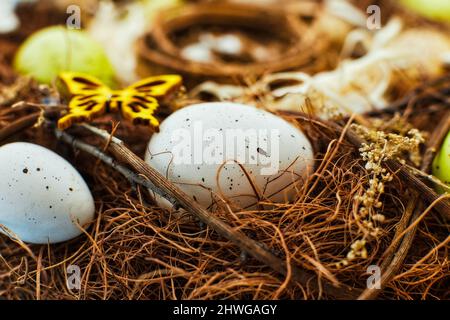 Osterhintergrund mit bunten Eiern im Nest. Draufsicht mit Kopierbereich Stockfoto