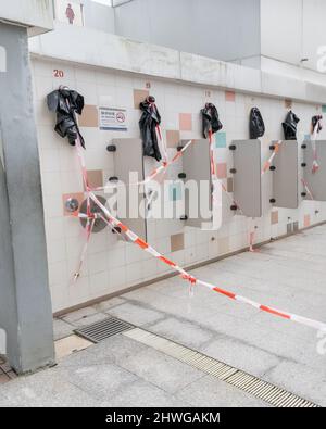 Zero Covid Hongkong. Omicron. 2022. Die sozialen Beschränkungen in Hongkong zwingen die öffentlichen Plätze und Freizeiteinrichtungen aufgrund von Omicron zur Schließung. Duschen an einem lokalen Strand geschlossen. Stockfoto