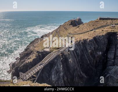 Mizen Head, Cork, Irland. 05.. März 2022. An der südwestlichsten Spitze Irlands mit seinem Leuchtturm und Zugang über die Brücke liegt Mizen Head, Co. Cork, Irland. - Credit; David Creedon / Alamy Live News Stockfoto