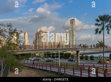 Blick auf die Skyline und das Wasser in Panama Bay, Panama City Stockfoto