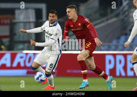 Der argentinische Verteidiger von Atalanta, Jose Luis Palomino, fordert den Ball mit Nicolo Zaniolo während des Fußballspiels der Serie A zwischen AS Roma und Atalanta am 05. März 2022 im Olimpico Stadium in Rom, im Zentrum Italiens. Stockfoto