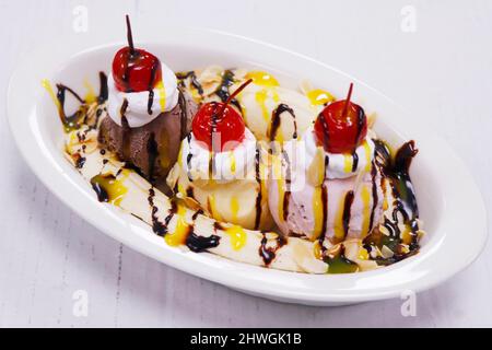 Banana Split Dessert mit Schokolade, Vanille und Erdbeereis Stockfoto