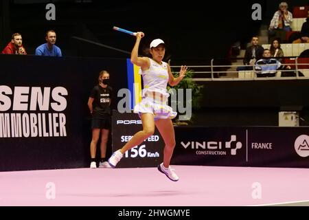 Lyon, Frankreich. 05. März 2022. Zhang Shuai (CHN) im Kampf gegen Caroline Garcia (FRA) während des Halbfinales der Open 6ème Sens, Métropole de Lyon 2022, WTA 250 Tennisturnier am 5. März 2022 im Palais des Sports de Gerland in Lyon, Frankreich - Foto Patrick Cannaux / DPPI Credit: DPPI Media/Alamy Live News Stockfoto