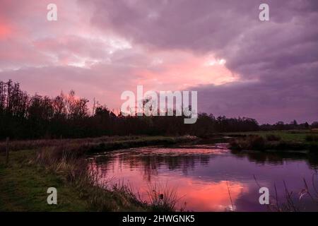 Waverley Lane, Elstead. 06.. März 2022. Ein kalter, aber trockener Start in den Tag für die Heimatkreise. Sonnenaufgang über dem Fluss Wey bei Thundry Meadows in Elstead, in der Nähe von Godalming, in Surrey. Kredit: james jagger/Alamy Live Nachrichten Stockfoto