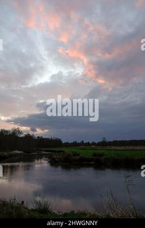 Waverley Lane, Elstead. 06.. März 2022. Ein kalter, aber trockener Start in den Tag für die Heimatkreise. Sonnenaufgang über dem Fluss Wey bei Thundry Meadows in Elstead, in der Nähe von Godalming, in Surrey. Kredit: james jagger/Alamy Live Nachrichten Stockfoto