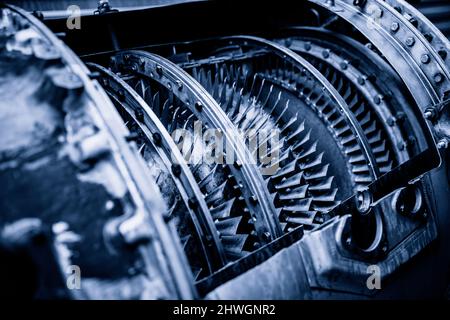 Modell der Turbine Jet-Engine Kampfflugzeug mit Längsschnitt für die Untersuchung der Anordnung der Blätter und Brennkammern. Stockfoto