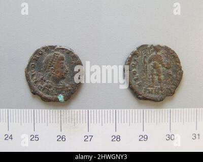 1 Nummus von Honorius, Flavius, Kaiser von Rom. Herrscher: Honorius, Flavius, Kaiser von Rom, 384–423 n. Chr., regiert 393–423 Künstler: Unbekannt Stockfoto