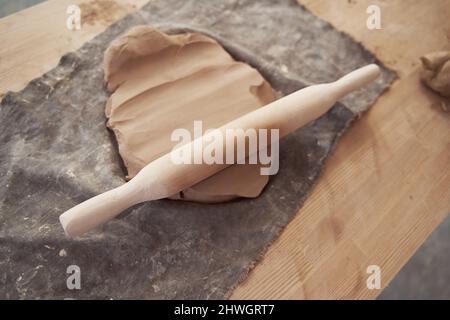 Gebrauchte Töpferwerkzeug links auf ausgerollte Tonplatte Stockfoto