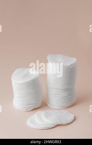 Baumwollpads auf hellrosa Hintergrund, Minimalismus Beauty Mode Draufsicht. Stockfoto
