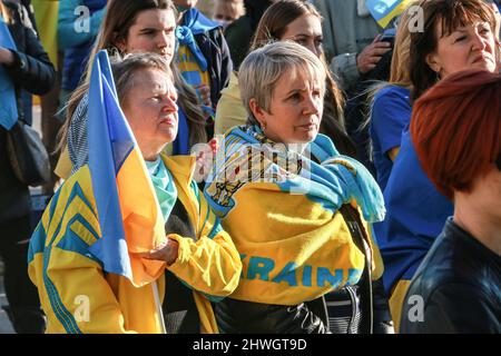 Las Vegas, Usa. 05. März 2022. Menschen, die in ukrainische Flaggen gehüllt sind, nehmen an der Kundgebung in der Ukraine in Las Vegas für den Frieden Teil Hunderte zeigen Unterstützung, als die ukrainische Gemeinde in Las Vegas eine Kundgebung für den Frieden vor dem Rathaus von Las Vegas veranstaltet. (Foto von Brett Forrest/SOPA Images/Sipa USA) Quelle: SIPA USA/Alamy Live News Stockfoto