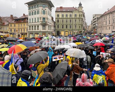 Eine große Menge von Menschen mit ukrainischen Fahnen und Plakaten versammelten sich zu einem friedlichen Protest gegen den Krieg in der Ukraine. Journalisten und Korrespondenten Stockfoto