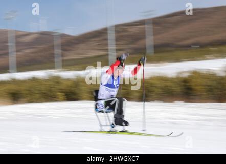 Zhangjiakou, Chinas Provinz Hebei. 6. März 2022. Li Panpan aus China tritt während der para Cross-Country-Ski Women's Long Distance Sitting of Beijing 2022 Winter-Paralympics im National Biathlon Center in Zhangjiakou, nordchinesische Provinz Hebei, am 6. März 2022 an. Quelle: Lan Hongguang/Xinhua/Alamy Live News Stockfoto