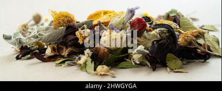 Panorama-Seitenansicht des Kräutertees mit getrockneter Mischung. Stockfoto