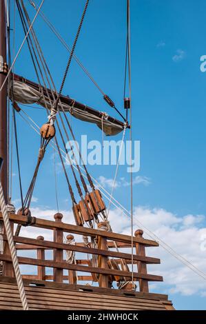 Blöcke und packt ein Segelschiff Stockfoto