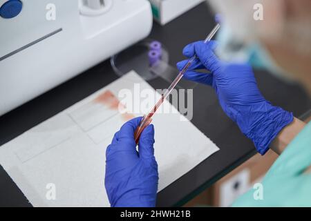 Arzt in Uniform macht Tests im Labor Stockfoto