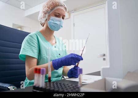 Arzt in Uniform arbeitet im Krankenhaus Stockfoto