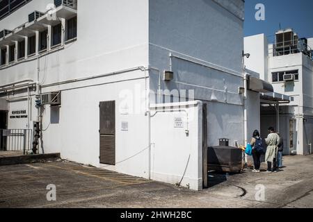 Hongkong, China. 04. März 2022. Familienmitglieder führen Trauerrituale außerhalb der öffentlichen Leichenhalle von Victoria durch. Mit dem jüngsten Anstieg der Todesfälle aufgrund des Omicron-Ausbruchs in Hongkong sind die örtlichen Leichenhallen in der Lage, und die Regierung verlässt sich auf Krankenhäuser und private Leichenhäuser, um Hilfe zu erhalten. Am 5. März 2022 sind in der letzten Welle 1561 Menschen gestorben, was die Gesamtzahl der bekannten COVID-19-Todesfälle in Hongkong auf 1774 brachte. Die meisten Todesfälle wurden bei älteren Menschen verzeichnet, von denen viele entweder nicht oder nicht vollständig geimpft waren. Kredit: SOPA Images Limited/Alamy Live Nachrichten Stockfoto