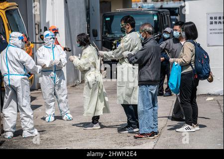 Hongkong, China. 04. März 2022. Familienmitglieder führen Trauerrituale außerhalb der öffentlichen Leichenhalle von Victoria durch. Mit dem jüngsten Anstieg der Todesfälle aufgrund des Omicron-Ausbruchs in Hongkong sind die örtlichen Leichenhallen in der Lage, und die Regierung verlässt sich auf Krankenhäuser und private Leichenhäuser, um Hilfe zu erhalten. Am 5. März 2022 sind in der letzten Welle 1561 Menschen gestorben, was die Gesamtzahl der bekannten COVID-19-Todesfälle in Hongkong auf 1774 brachte. Die meisten Todesfälle wurden bei älteren Menschen verzeichnet, von denen viele entweder nicht oder nicht vollständig geimpft waren. Kredit: SOPA Images Limited/Alamy Live Nachrichten Stockfoto