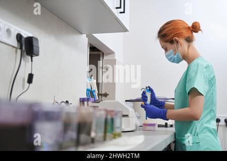 Nahaufnahme von medizinischem Material und Dame im Labor Stockfoto