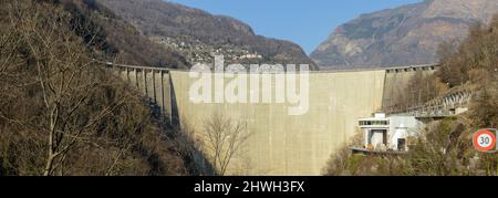 Der Verzasca-Staudamm auf dem italienischen Teil der Schweiz Stockfoto