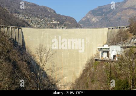 Der Verzasca-Staudamm auf dem italienischen Teil der Schweiz Stockfoto