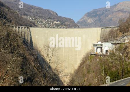 Der Verzasca-Staudamm auf dem italienischen Teil der Schweiz Stockfoto