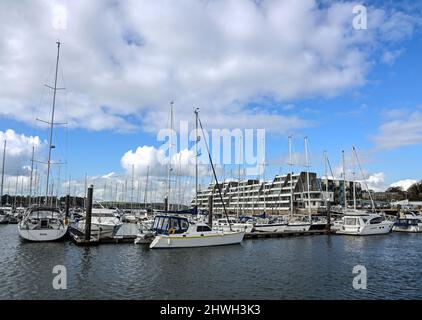 Mayflower Marina, Richmond Walk, Devonport, Plymouth vom Stonehouse Pool. Marina und Apartments. Stockfoto