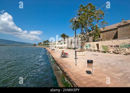 Lungolago delle Crociere, Seeufer der Kreuzfahrten (rechts Ex-Pulvermagazin Guzman (1692), Orbetello, Toskana, Italien Stockfoto