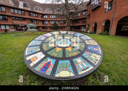 Das Surrey Heath Mosaic vor den Civic Offices in Camberley Town, Surrey Heath Borough Council Building, England, Großbritannien Stockfoto