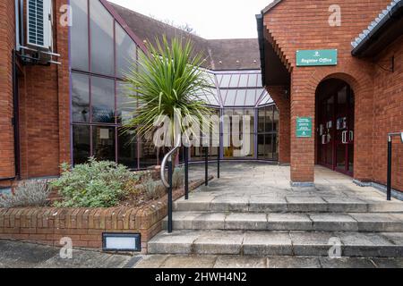 Civic Offices in Camberley Town, Surrey Heath Borough Council Building, England, Großbritannien. Surrey Heath House mit dem Registerbüro. Stockfoto