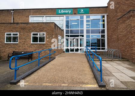 Eingang zur Bibliothek von Camberley, Surrey, England, Großbritannien, mit einer Rampe für Rollstuhlfahrer Stockfoto