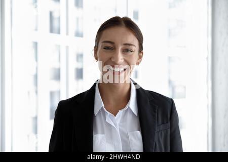 Porträt einer lächelnden, schönen jungen Geschäftsfrau. Stockfoto
