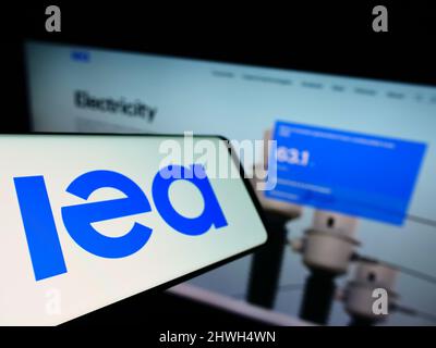 Smartphone mit Logo der Organisation International Energy Agency (IEA) auf dem Bildschirm vor der Business-Website. Konzentrieren Sie sich auf die linke Seite des Telefondisplays. Stockfoto