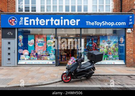 Der Entertainer-Spielzeugladen in der Hauptstraße im Stadtzentrum von Camberley, Surrey, England, Großbritannien Stockfoto