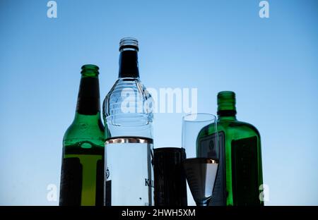 Rottweil, Deutschland. 04. März 2022. Abbildung: Im Zimmer eines Teenagers befinden sich verschiedene alkoholische Getränke auf der Fensterbank. (Zu dpa 'DAK: Depressive Kinder missbrauchen besonders oft Suchtstoffe'). Kredit: Silas Stein/dpa/Alamy Live Nachrichten Stockfoto