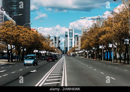 Madrid, Spanien - 5. März 2022: Blick auf den Passeo de la Castellana, einen breiten Boulevard im Zentrum von Madrid Stockfoto