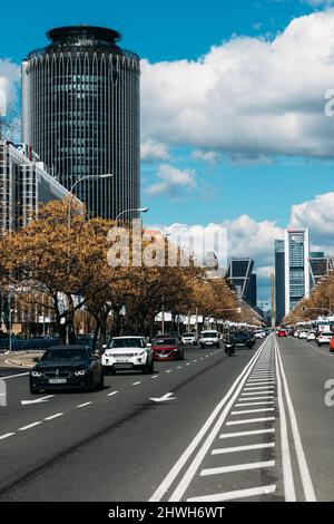 Madrid, Spanien - 5. März 2022: Blick auf den Passeo de la Castellana, einen breiten Boulevard im Zentrum von Madrid Stockfoto