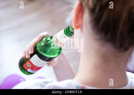 Rottweil, Deutschland. 04. März 2022. Abbildung: Ein Teenager-Mädchen hält eine Flasche Bier in ihrem Zimmer. (To dpa 'DAK: Depressive Kinder missbrauchen besonders oft Suchtstoffe'). Kredit: Silas Stein/dpa/Alamy Live Nachrichten Stockfoto