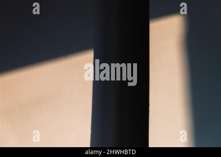 Leeres Innenfragment mit Schatten an der Wand. Abstrakte Hintergrund Foto Textur Stockfoto