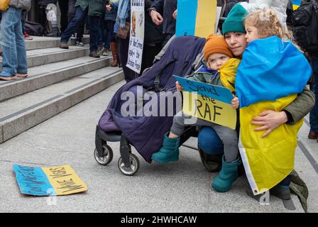 London, England, Großbritannien 5. März 2022 rund tausend Demonstranten versammeln sich auf dem Trafalgar Square in Solidarität mit der Ukraine und gegen die russische Invasion des Landes. Frauen und Kinder halten Banner, Poster und Plakate mit Botschaften an Putin und Russland.Quelle: Denise Laura Baker/Alamy Live News Stockfoto