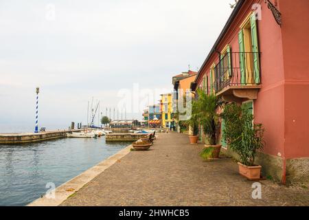 Winter an der Uferpromenade von Castelletto di Brenzone am Gardasee in der Provinz Verona, Venetien, Nordostitalien Stockfoto