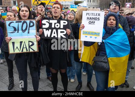 London, England, Großbritannien 5. März 2022 rund tausend Demonstranten versammeln sich auf dem Trafalgar Square in Solidarität mit der Ukraine und gegen die russische Invasion des Landes. Frauen und Kinder halten Banner, Poster und Plakate mit Botschaften an Putin und Russland.Quelle: Denise Laura Baker/Alamy Live News Stockfoto