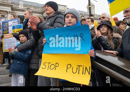 London, England, Großbritannien 5. März 2022 rund tausend Demonstranten versammeln sich auf dem Trafalgar Square in Solidarität mit der Ukraine und gegen die russische Invasion des Landes. Frauen und Kinder halten Banner, Poster und Plakate mit Botschaften an Putin und Russland.Quelle: Denise Laura Baker/Alamy Live News Stockfoto