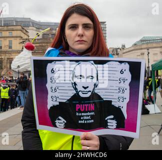 London, England, Großbritannien 5. März 2022 rund tausend Demonstranten versammeln sich auf dem Trafalgar Square in Solidarität mit der Ukraine und gegen die russische Invasion des Landes. Frauen und Kinder halten Banner, Poster und Plakate mit Botschaften an Putin und Russland.Quelle: Denise Laura Baker/Alamy Live News Stockfoto