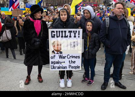 London, England, Großbritannien 5. März 2022 rund tausend Demonstranten versammeln sich auf dem Trafalgar Square in Solidarität mit der Ukraine und gegen die russische Invasion des Landes. Frauen und Kinder halten Banner, Poster und Plakate mit Botschaften an Putin und Russland.Quelle: Denise Laura Baker/Alamy Live News Stockfoto