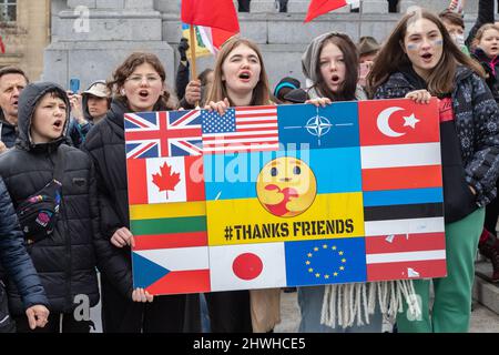 London, England, Großbritannien 5. März 2022 rund tausend Demonstranten versammeln sich auf dem Trafalgar Square in Solidarität mit der Ukraine und gegen die russische Invasion des Landes. Frauen und Kinder halten Banner, Poster und Plakate mit Botschaften an Putin und Russland.Quelle: Denise Laura Baker/Alamy Live News Stockfoto